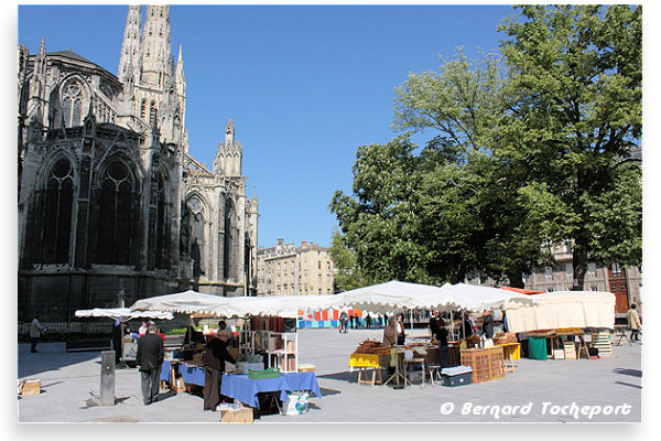BORDEAUX sur la place Pey Berland le marché du dimanche  | 33-bordeaux.com