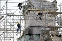 Ouvriers et échafaudages pour la restauration du monument aux Girondins | Photo 33-bordeaux.com