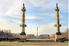 Colonne des Girondins entre les colonnes rostrales | Photo 33-bordeaux.com