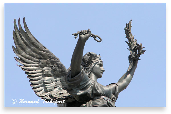Bordeaux l'ange de la liberté brisant ses chaines | Photo Bernard Tocheport