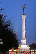 Bordeaux la Fontaine, la colonne et le monument aux Girondins de nuit | Photo 33-bordeaux.com