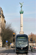 Tramway devant le monument aux Girondins à Bordeaux | Photo Bernard Tocheport