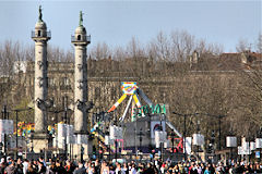 Colonnes ROSTRALES vues depuis le jardin des lumières | 33-bordeaux.com