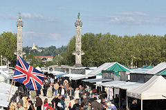 Foire à la brocante et colonnes ROSTRALES | 33-bordeaux.com