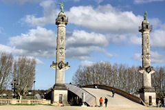 Passerelle EVENTO entre les colonnes ROSTRALES | 33-bordeaux.com