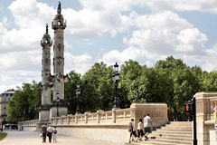 Colonnes ROSTRALES sur la façade des quais | 33-bordeaux.com