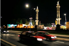 Colonnes ROSTRALES la nuit et foire aux plaisirs | 33-bordeaux.com