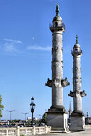 Colonnes ROSTRALES et pont de pierre en arrière plan | 33-bordeaux.com