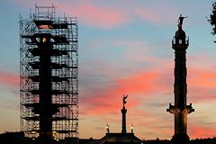 Echafaudage sur colonne rostrale en cours de restauration | 33-bordeaux.com