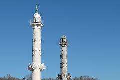 Colonnes rostrales avant et après restauration | photo Bernard Tocheport