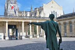 Statue Mercure - Hermès restaurée vue depuis la place des Quinconces | photo Bernard Tocheport