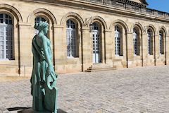 La statue de la navigation dans la cour du Palais Rohan | photo Bernard Tocheport
