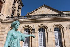 Colonnes rostrales : Artémis dans la cour de la mairie  | photo Bernard Tocheport