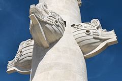 Colonnes rostrales la statue de la navigation  | photo Bernard Tocheport