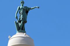 Statue d'Artémis - Diane au sommet des colonnes rostrales | photo Bernard Tocheport