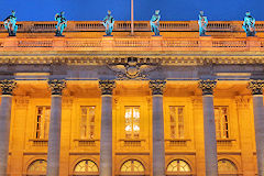 Illumination des colonnes et muses du Grand Théâtre | photo 33-bordeaux.com