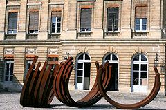 La cour du Palais Rohan et sculpture de Bernar Venet | Photo 33-bordeaux.com