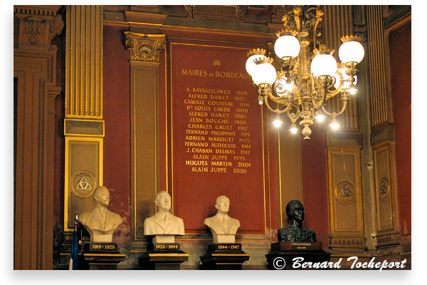 Bordeaux bustes anciens maires salle du Conseil Municipal au Palais Rohan |  Photo Bernard Tocheport