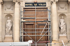 Bordeaux  mise en place de la nouvelle porte du Palais Rohan | Photo Bernard Tocheport
