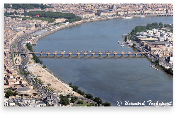 Bordeaux vue aérienne de la Garonne du pont de pierre et de la ville | Photo Bernard Tocheport