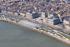 Bordeaux vue aérienne du jardin des quais, du miroir d'eau et de la bourse | Photo Bernard Tocheport