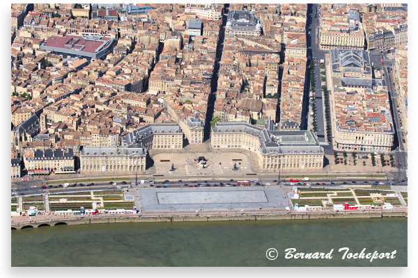Vue aérienne du miroir d'eau et de la place de la bourse à Bordeaux | Photo Bernard Tocheport