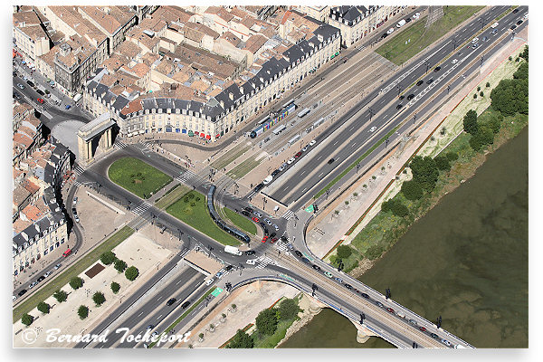 Bordeaux vue aérienne de la porte de Bourgogne et des quais | Photo Bernard Tocheport