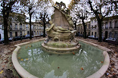 La place Amédée Larrieu à Bordeaux et le bassin de la fontaine Burdigala | Photo 33-bordeaux.com