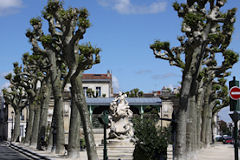 Le triangle de la place Amédée Larrieu et la fontaine Burdigala au printemps | Photo Bernard Tocheport