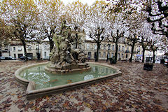 Bordeaux le place et la fontaine Amédée Larrieu en automne | Photo Bernard Tocheport