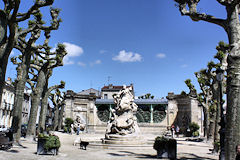 La place Amédée Larrieu et sa fontaine Burdigala au printemps | Photo Bernard Tocheport