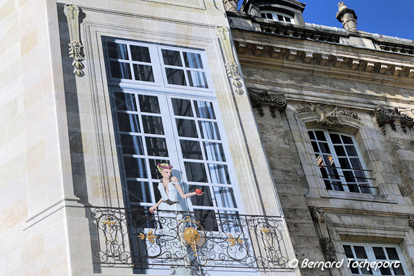 Aglaé l'une des 3 Grâces à la fenêtre du Palais de la Bourse de Bordeaux | Photo Bernard Tocheport