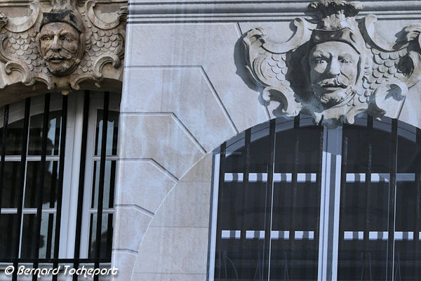 Bordeaux vrai mascaron et sa reproduction façade du palais de la Bourse  | Photo Bernard Tocheport