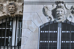 Bordeaux vrai mascaron et sa reproduction façade du palais de la Bourse  | Photo Bernard Tocheport