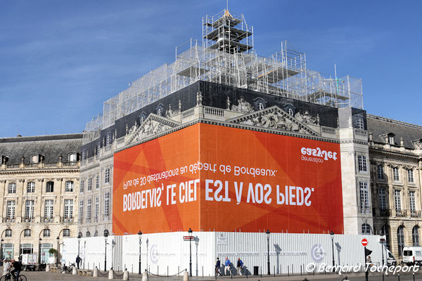 Bordeaux place de la bourse et énigme publicitaire à résoudre | Photo Bernard Tocheport