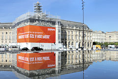 Bordeaux le miroir d'eau décodeur de publicité | Photo Bernard Tocheport