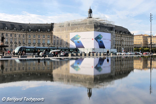 Restauration toiture Palais de la Bourse Bordeaux, publicité smartphone Huawei | Photo Bernard Tocheport
