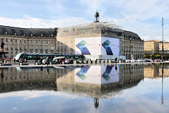 Restauration toiture Palais de la Bourse Bordeaux, publicité smartphone Huawei | Photo Bernard Tocheport