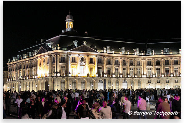 Nuit de fête pour les bordelais rassemblés place de la bourse | Photo Bernard Tocheport