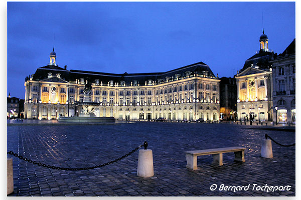 Bordeaux la nuit la place de la bourse baignée de lumière | Photo Bernard Tocheport