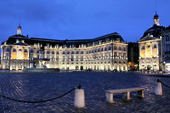 Bordeaux la nuit la place de la bourse baignée de lumière | Photo Bernard Tocheport