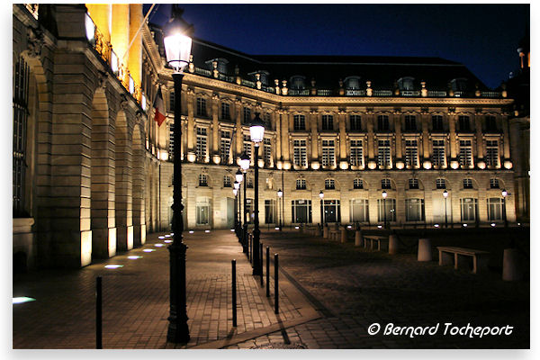 Bordeaux alignement de lampadiares allumés place de la bourse | Photo Bernard Tocheport