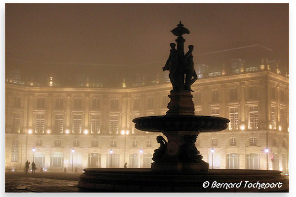 Bordeaux place de la bourse et fontaine des 3 Grâces dans le brouillard | Photo Bernard Tocheport