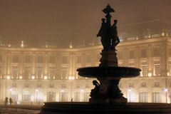 Bordeaux place de la bourse et fontaine des 3 Grâces dans le brouillard | Photo Bernard Tocheport