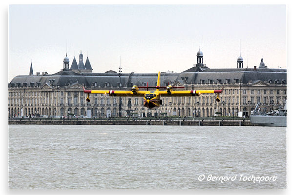 Un Canadair sur la Garonne devant la bourse de Bordeaux | Photo Bernard Tocheport