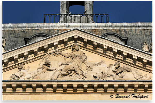 Bordeaux personnages sculptés dans la pierre du palais de la bourse | Photo Bernard Tocheport