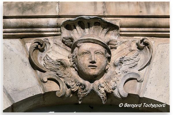 Bordeaux un des mascarons de la place de la bourse | Photo Bernard Tocheport