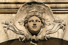 Bordeaux un des mascarons de la place de la bourse | Photo Bernard Tocheport