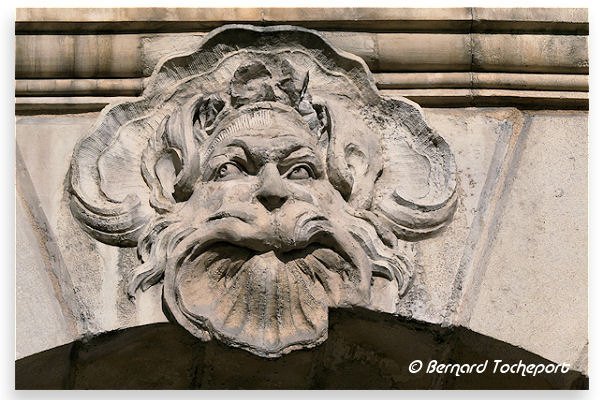 Bordeaux mascaron au regard inquiétant de la place de la bourse | Photo Bernard Tocheport