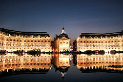 Bordeaux reflet des façades éclairées de la bourse dans le miroir d'eau | Photo Bernard Tocheport